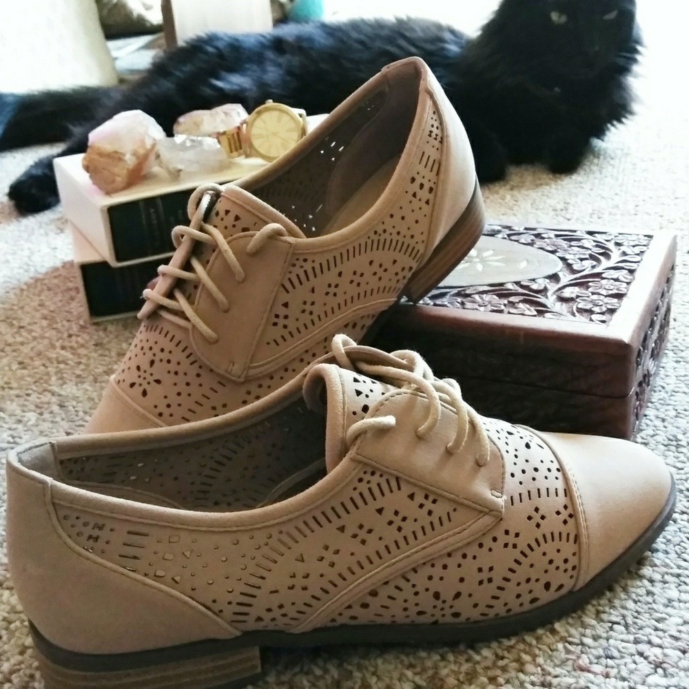 (7.5) Nude Oxfords from Shoedazzle